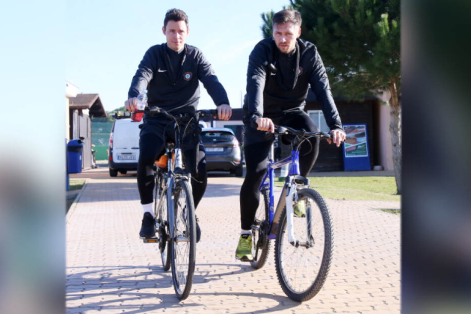 Und los! Clemens Fandrich (l.) und Sören Gonther radeln zum Trainingsplatz.