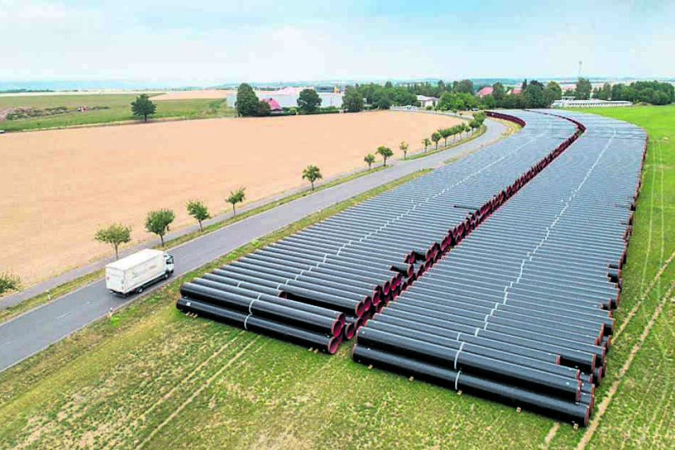 731 Rohre liegen hier zwischen Taubenheim und Röhrsdorf für die neue Gaspipeline bereit. Neun weitere solcher Lager-Standorte gibt es im Freistaat.