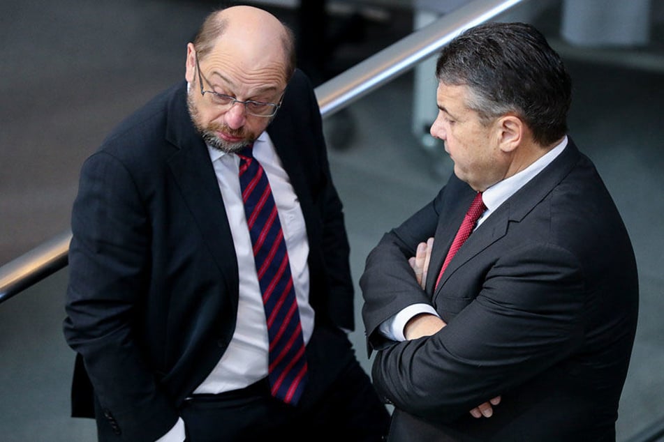 Während Martin Schulz weiter abrutscht, ist Sigmar Gabriel derzeit der beliebteste Politiker.