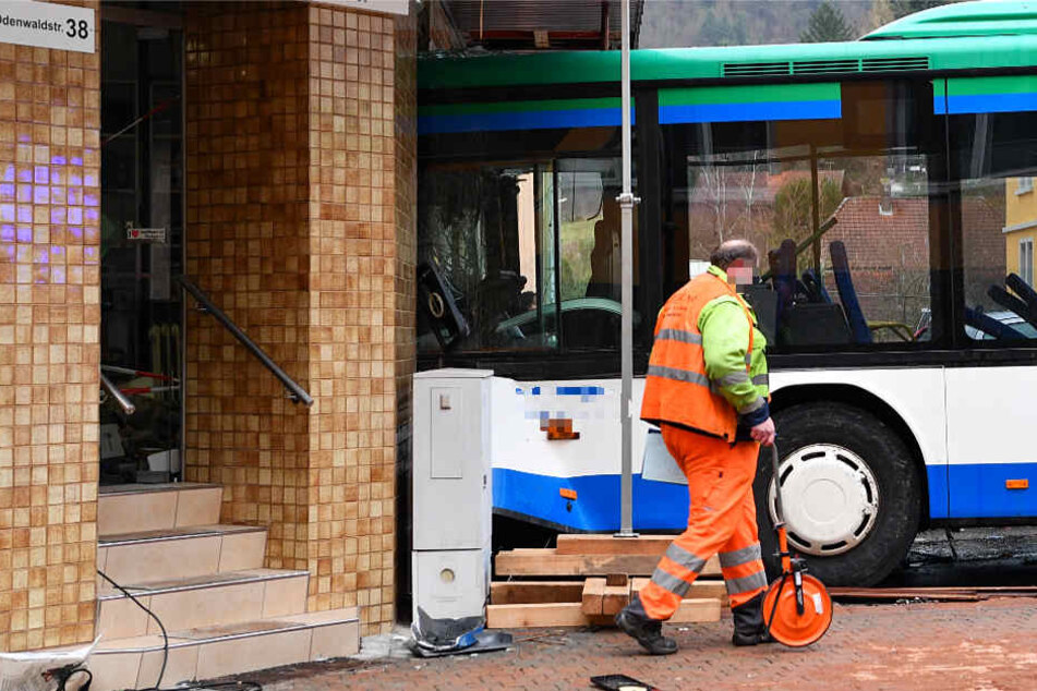 Der Bus war am Dienstag frontal gegen eine Hauswand geprallt.
