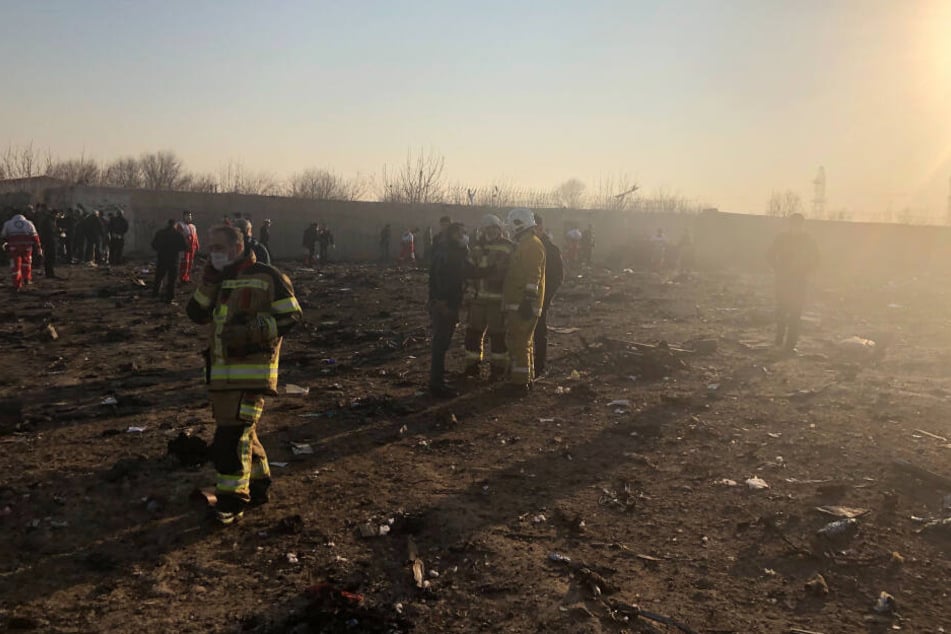 Rettungskräfte sind nach einem Flugzeugabsturzes am Rande von Teheran im Einsatz.