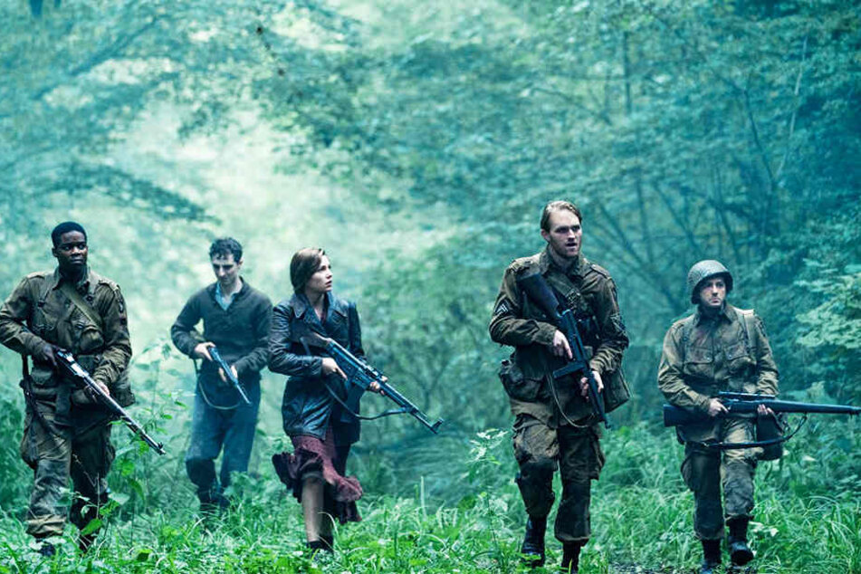 Die US-Soldaten Boyce (l., Jovan Adepo), Rosenfeld (Zweiter von links, Dominic Applewhite), Ford (Zweiter von rechts, Wyatt Russell) und Tibbet (John Magaro) mit der Französin Chloe (Mathilde Ollivier).