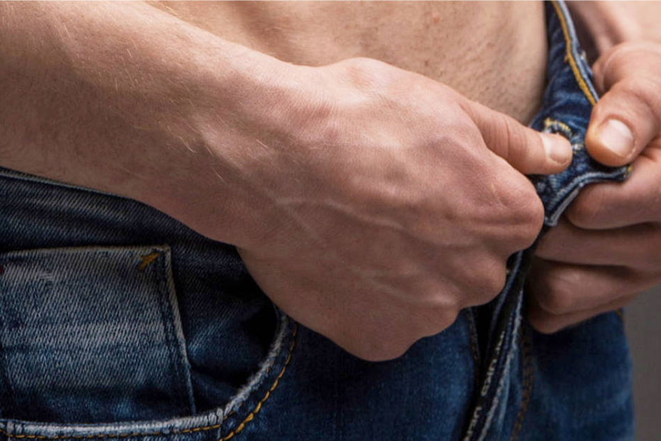 Der Mann zeigte sein Glied und stimulierte dieses in der Öffentlichkeit (Symbolbild).