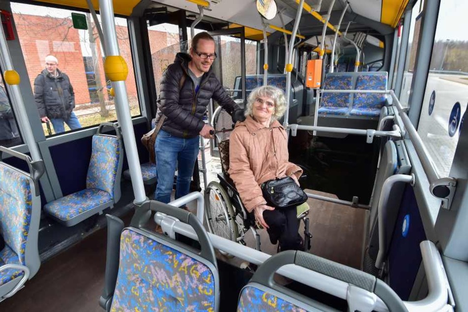Wie viele Stellplätze für Rollis soll es in den neuen Bussen geben? Darüber
diskutiert die CVAG mit Rollstuhlfahrern wie Eva-Maria Beyer (69).