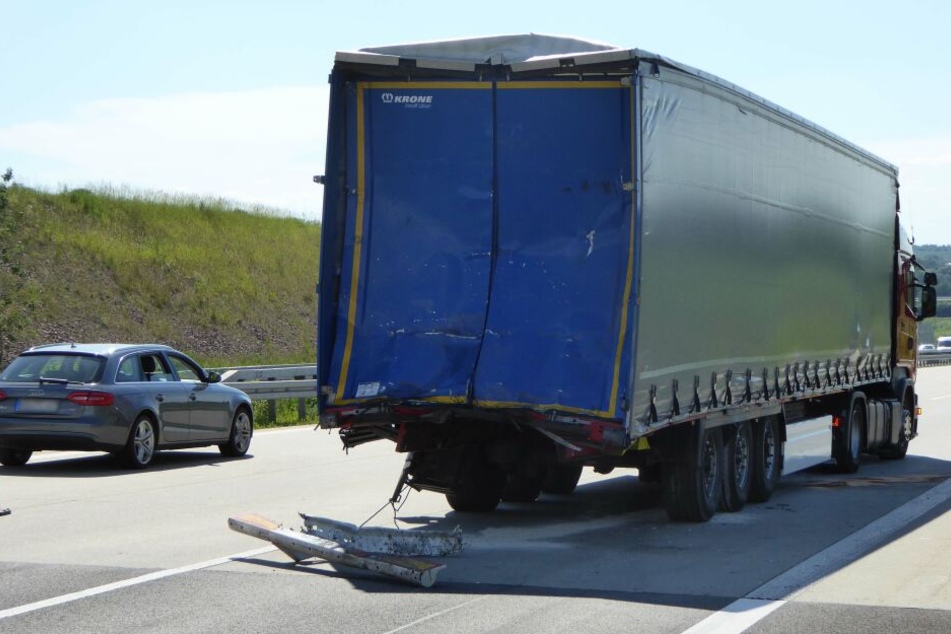 Der LKW war auf einen anderen Laster aufgefahren und hatte diesen gegen einen weiteren Laster geschoben.