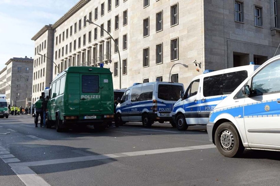 Polizei vor dem Bundesfinanzministerium (Archivbild).