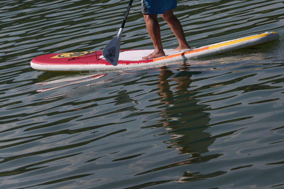 Der Wassersportler trieb kurzzeitig im Rhein. (Symbolbild)
