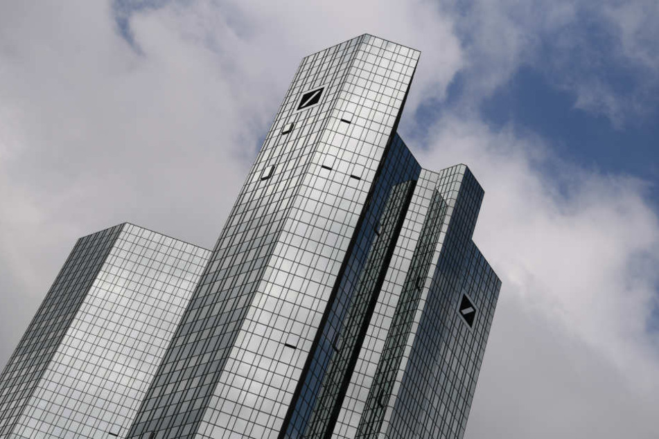 Die Razzia fand in der Zentrale der Deutschen Bank in der Mainmetropole statt. (Symbolbild)