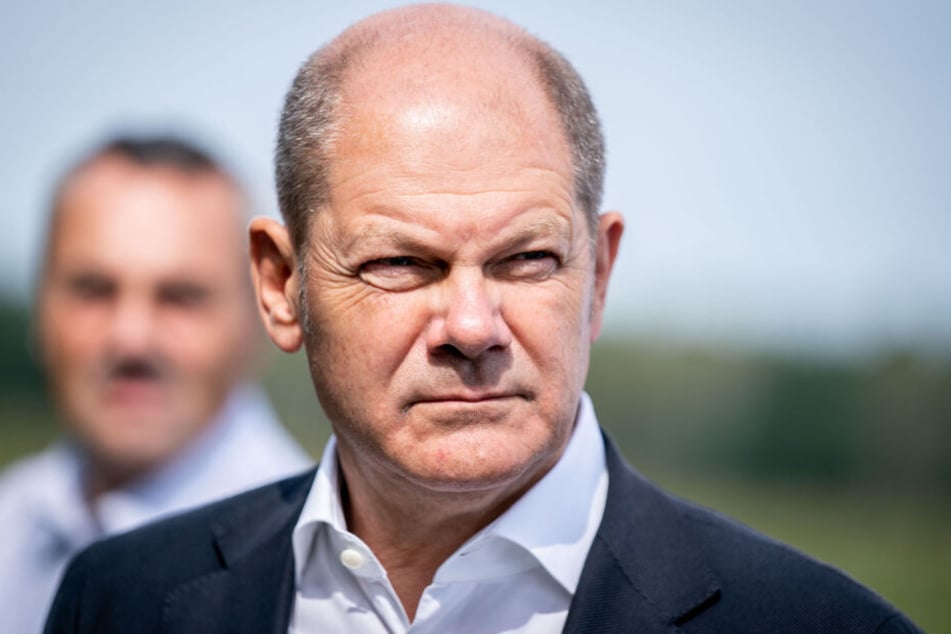 Olaf Scholz (SPD), Bundesfinanzminister, unterhält sich mit einem Landwirt im südlichen Brandenburg im Rahmen eines Wahlkampftermins.