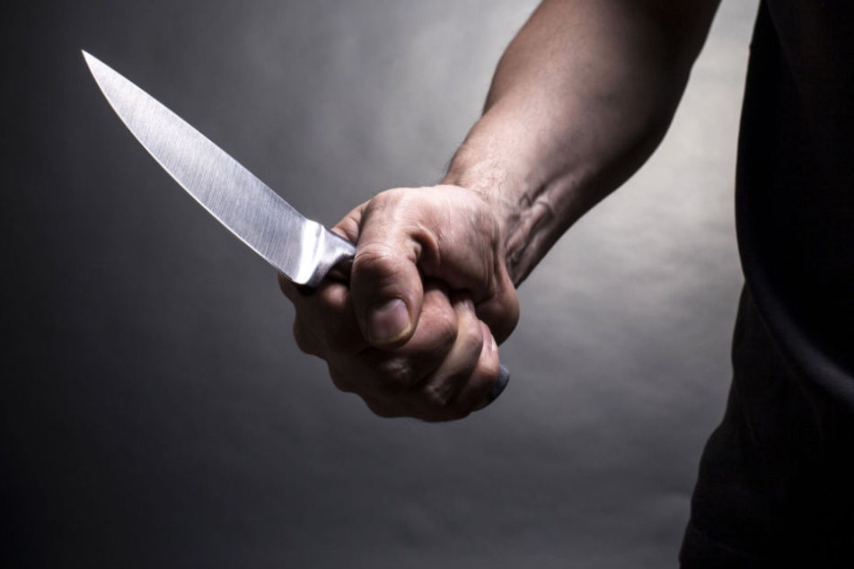 Erst beleidigte der Täter sein Opfer, dann zog er ein Messer. (Symbolbild)