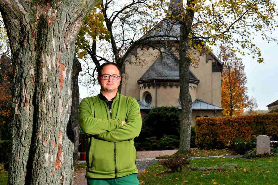Friedhofmeister Uwe Preuß (51) ist froh, dass der Grabschänder endlich ermittelt wurde.