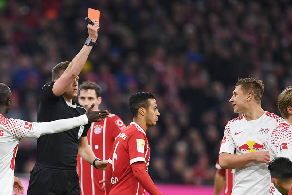 Der Schiedsrichter Daniel Siebert zeigt die rote Karte gegen Willi Orban von Leipzig.