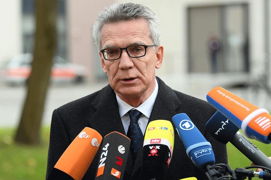 Das Bundesinnenministerium unter Thomas de Maiziere (61, CDU) weist die Vorwürfe vehement zurück (Archivbild).