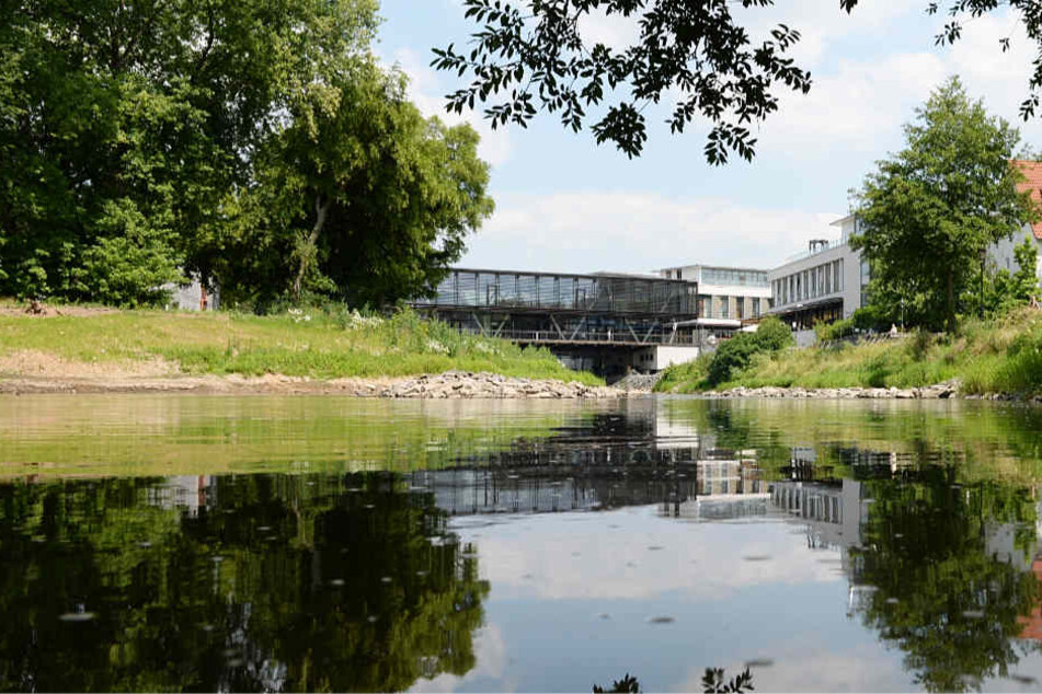 Die Nidda und der Kurpark prägen das Stadtbild von Bad Vilbel (Archivbild).