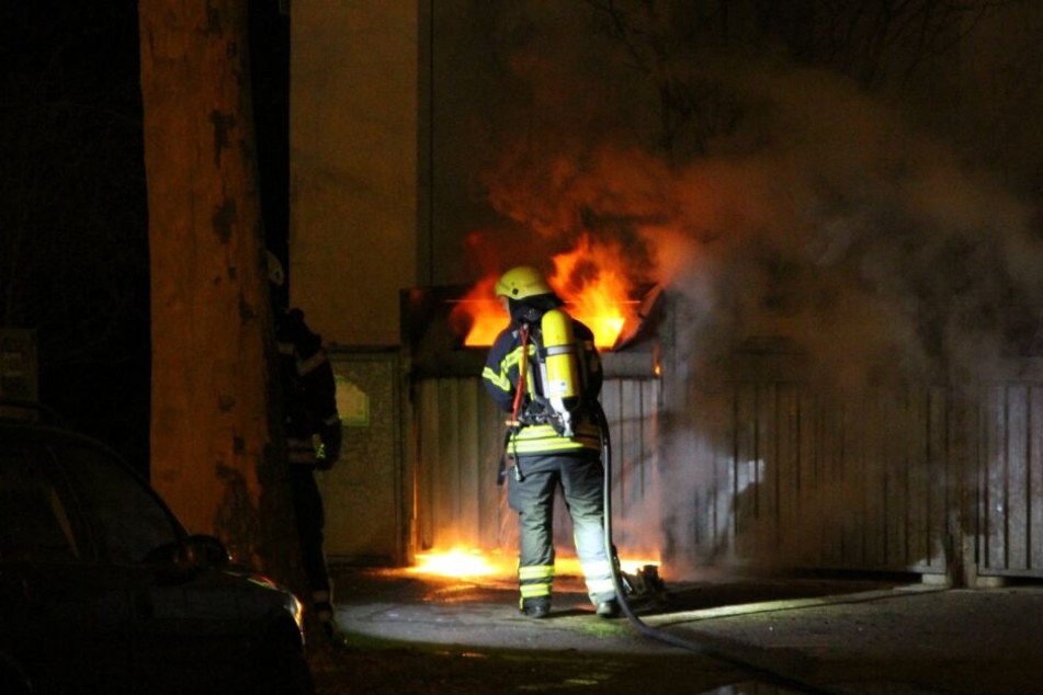 Diesen Container in der Grassistraße löschte die Feuerwehr gegen Mitternacht.