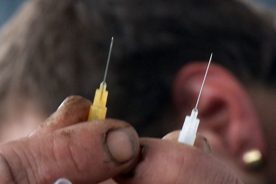 Crystal Meth ist die Droge Nummer eins in Ostdeutschland. Sie wird vor allem in Tschechien hergestellt und über die Grenze in die Republik geschmuggelt, hier dann deutlich teurer verkauft. Ein lukratives Geschäft für die Dealer.