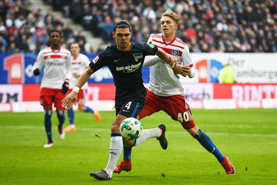 Der Herthaner Karim Rekik (li.) im Zweikampf mit Jann-Fiete Arp.