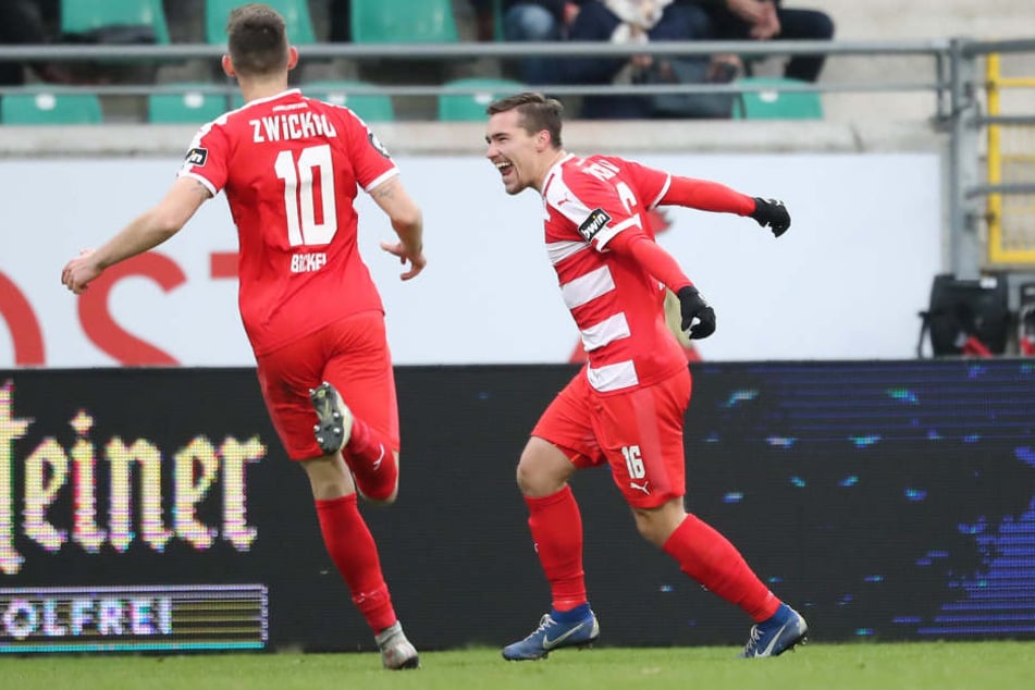 Torschütze Anthony Barylla feiert das 1:0 für Zwickau.