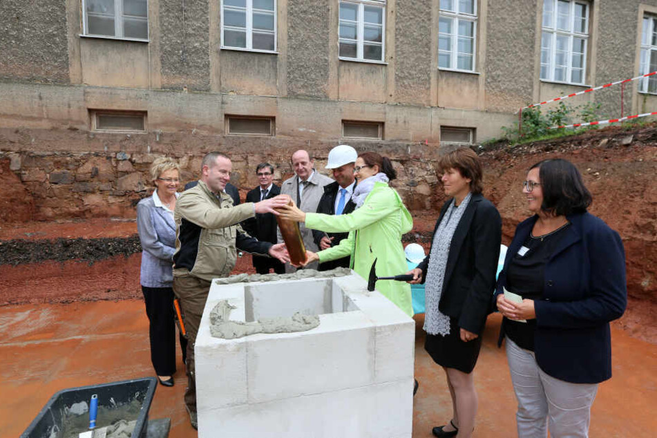 Auch OB Findeiß (60, SPD, 2.v.r.) feierte am Montag den Baubeginn für Haus 8 mit.