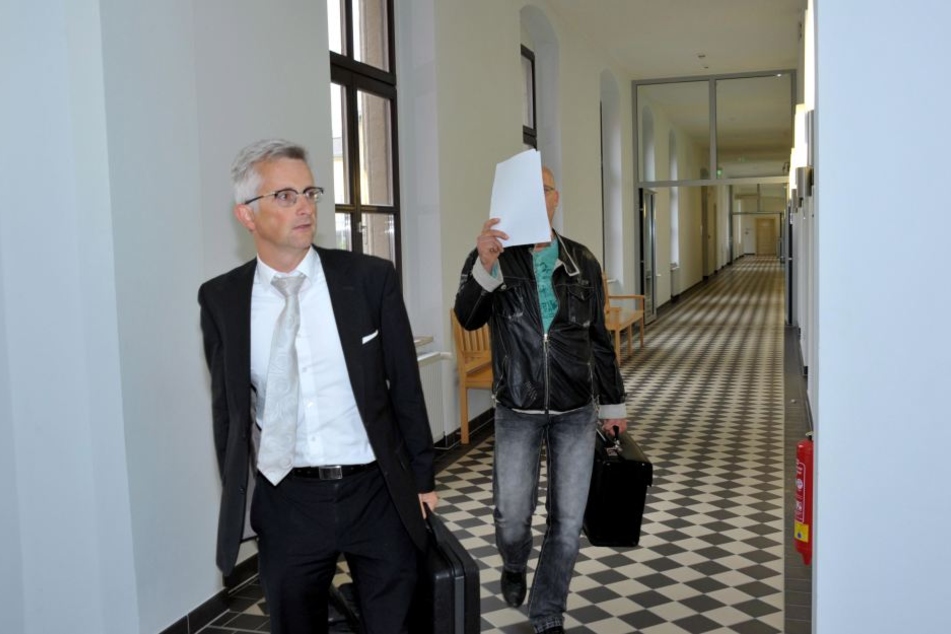 Der Angeklagte, Schrotthändler Mike S., und sein Anwalt.