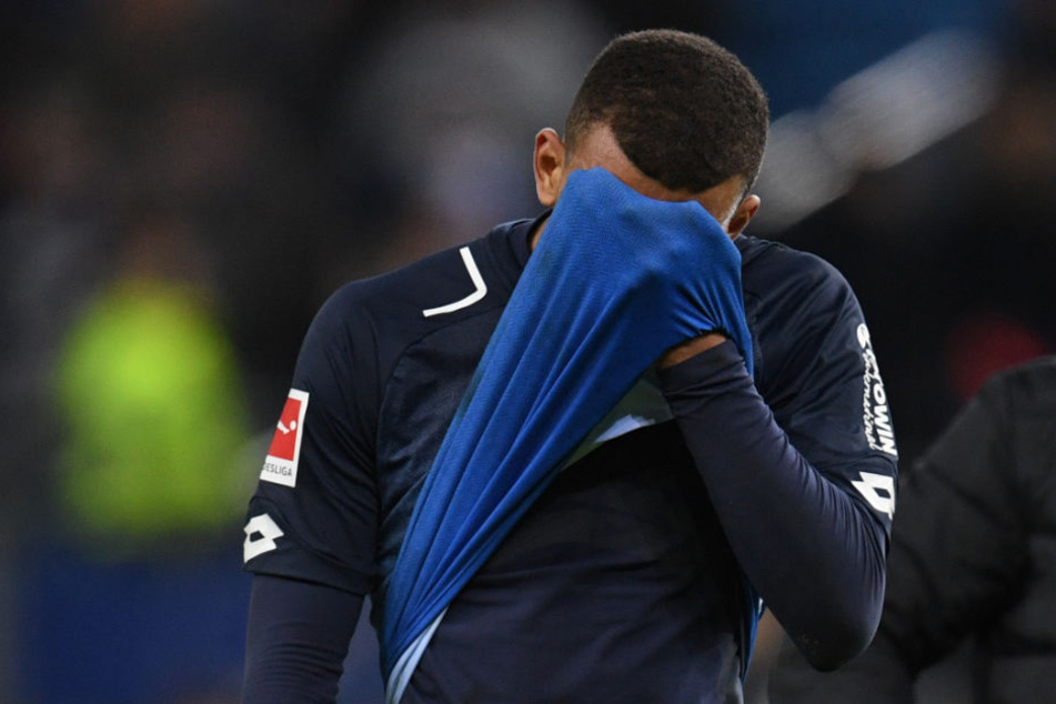Hoffenheims Kevin Akpoguma mit eindeutiger Geste nach dem Abpfiff. Er erzielte das 1000. Eigentor der Bundesligageschichte.