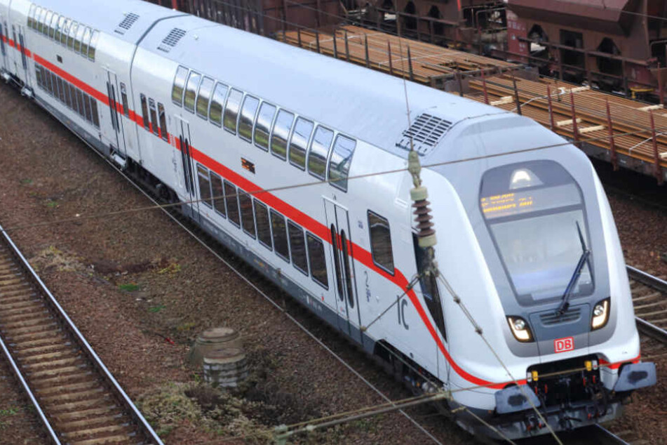 Mehrere Eisbrocken fielen auf den Intercity (Symbolbild).