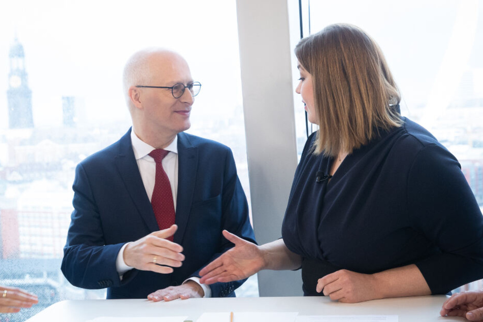 Bürgermeister Peter Tschentscher (SPD) und seine Stellvertreterin, Katharina Fegebank (Grüne) reichen sich vor einem TV-Duell die Hände.