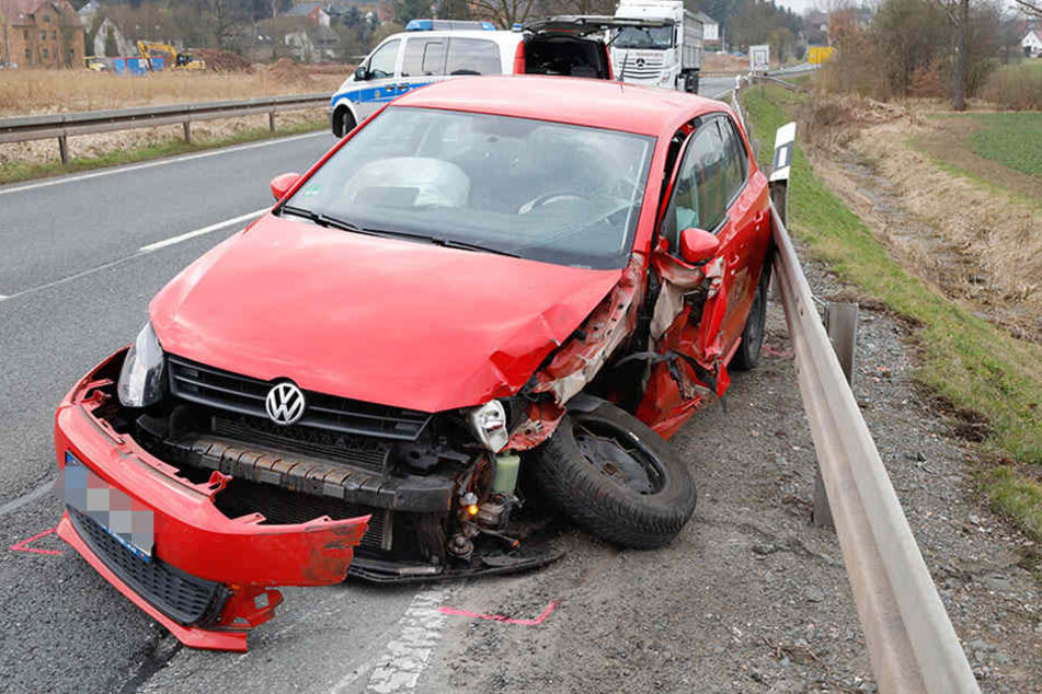 Der VW wurde bei dem Crash schwer beschädigt.