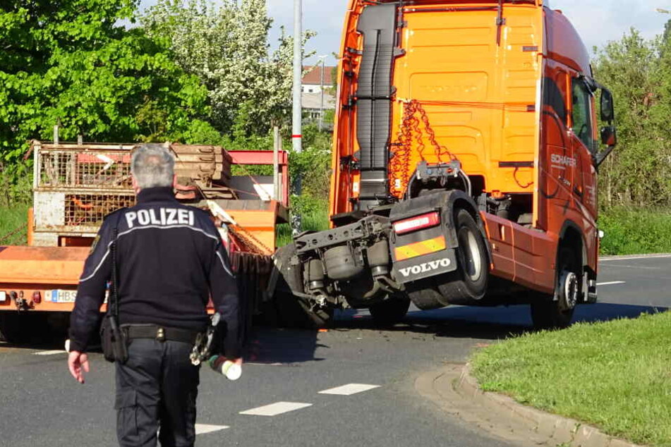 Der Auflieger dieses Sattelschleppers hatte sich gelöst und war in einer Kurve mit einem entgegenkommenden Auto zusammengestoßen.
