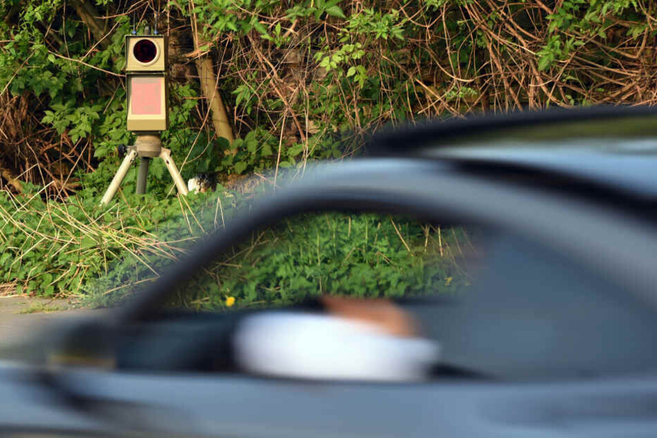 Eine Mobile Messanlage misst die Geschwindigkeit der vorbeifahrenden Fahrzeuge.