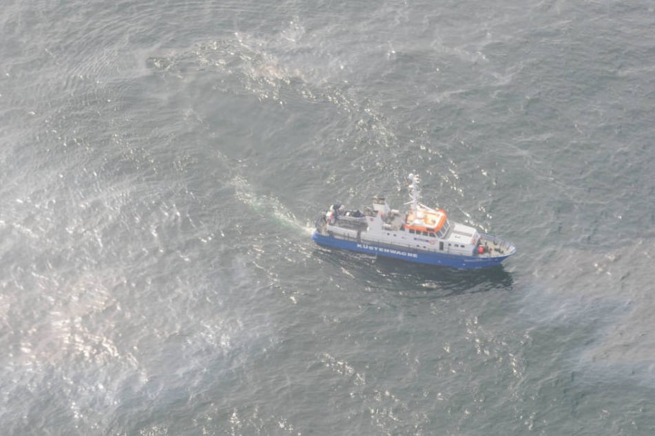 Die Küstenwache untersucht mit einem Schiff die Ölspur (Archivbild).