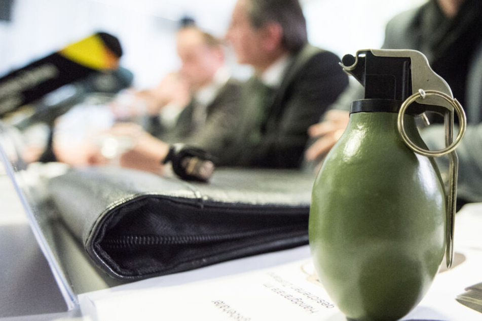 Die Explosion der Handgranate löste einen erheblichen Sachschaden aus. (Symbolbild)