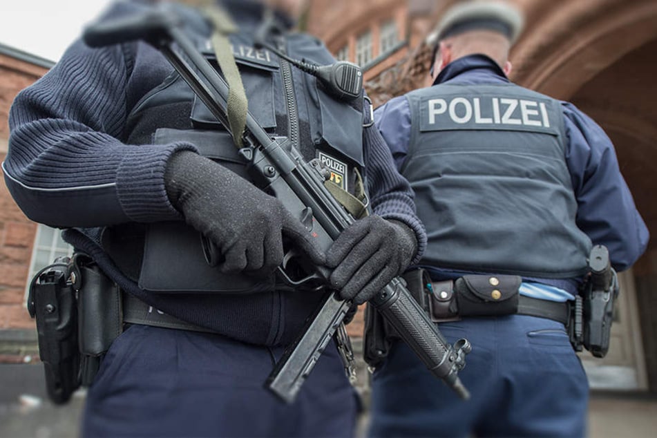 Schwerbewaffnet mit Spürhunden und Blendgranaten gingen die Einsatzkräfte bei den Durchsuchungen vor. (Symbolbild)