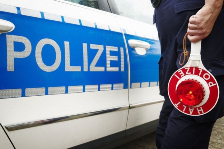 Da staunten die Beamten nicht schlecht, als der 21-Jährige trotz roter Ampel plötzlich an ihnen vorbeifuhr. (Symbolbild)