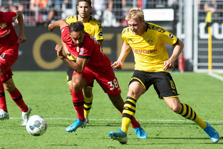 Letzte Saison Leverkusen, nun BVB: Julian Brandt (r.) im Duell mit seinem früheren Teamkollegen Karim Bellarabi.