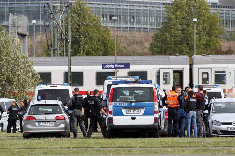 Großes Polizeiaufkommen am Bahnhof Neue Messe am Mittwochnachmittag.