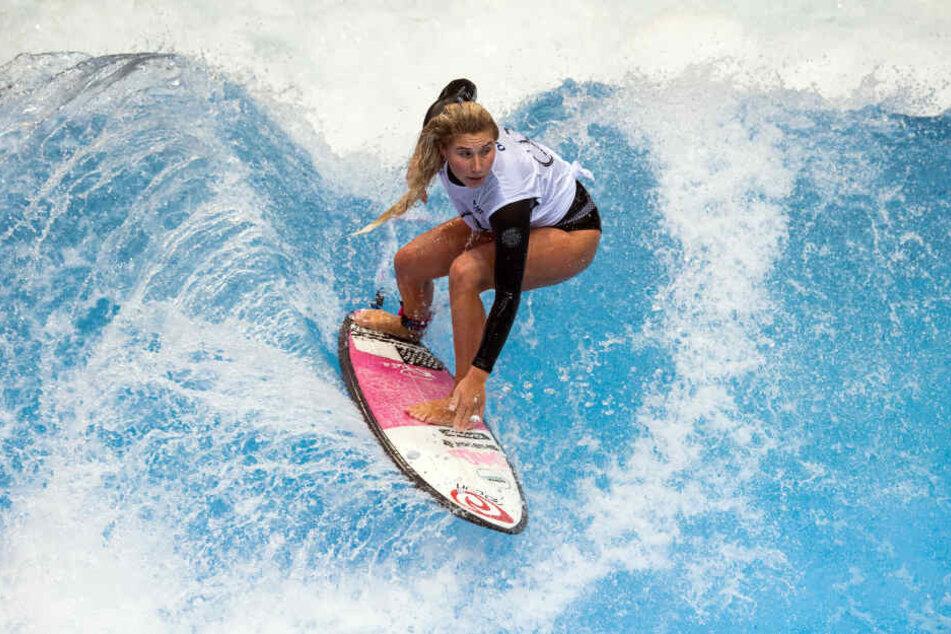Surferin Janiana Zeitler auf einer stehenden Welle auf der boot Düsseldorf.
