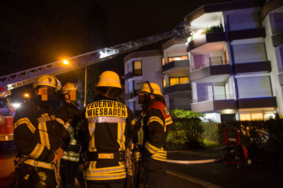 Die Feuerwehr eilte zum Unglücksort, um das Feuer zu löschen.