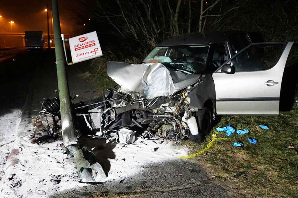 Der Motorblock liegt neben dem völlig zerstörten Skoda.