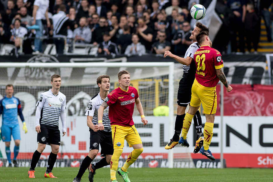 Maximilian Welzmüller im Kopfballduell mit Paderborns Robin Krauße.
