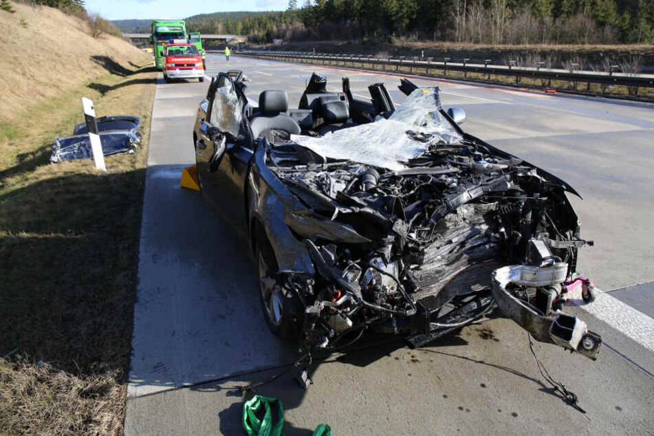 So schlimm sah der Unfallwagen auf der A9 bei Schleiz aus. Das Dach musste abgenommen werden, um den schwer verletzten Fahrer zu bergen.