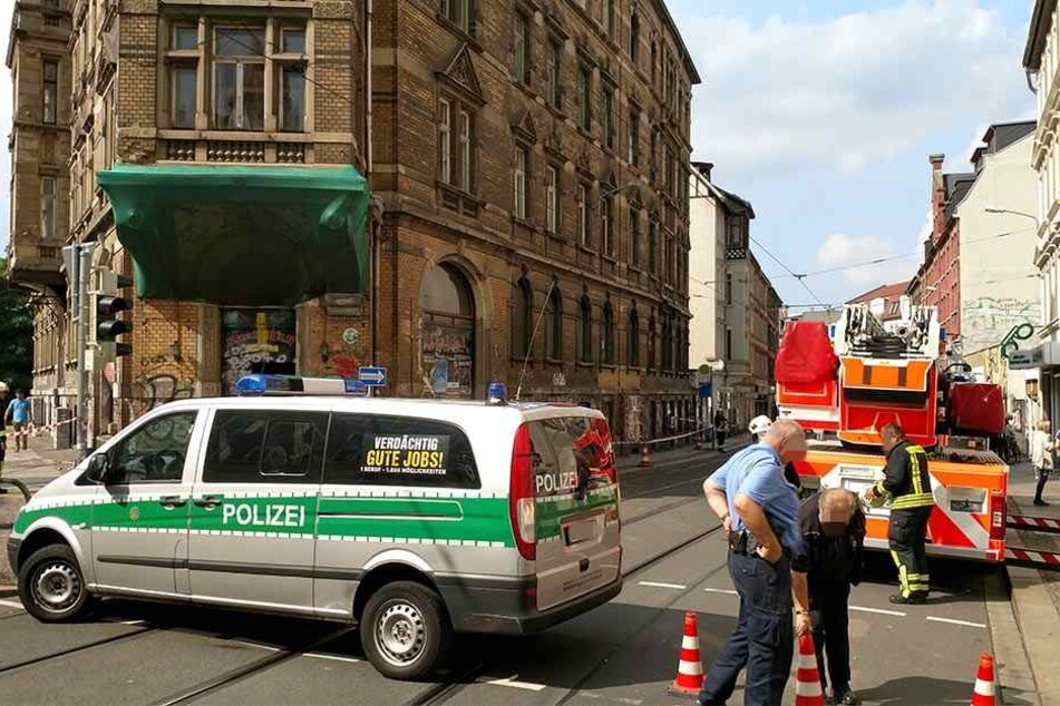 Die Polizei sperrte den gefährdeten Bereich ab, die Feuerwehr und ein Sachverständiger begutachteten den heruntergekommenen Altbau.