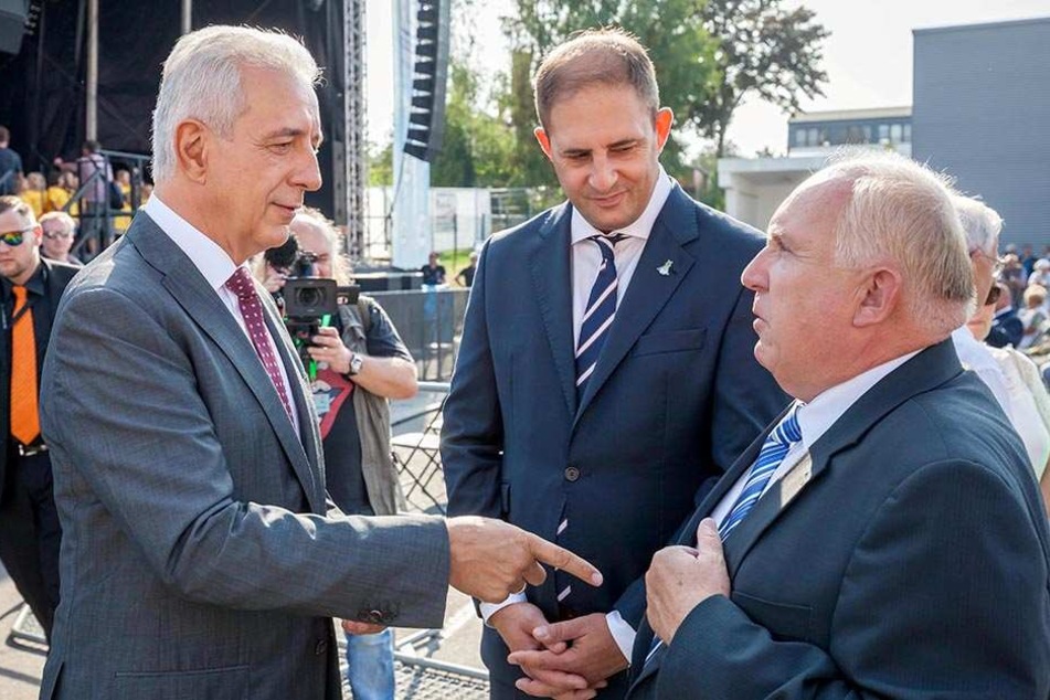 Löbaus Bürgermeister Dietmar Buchholz (66, r.) - hier mit Ministerpräsident
Stanislaw Tillich (57, CDU, l.) und Limbachs OB Jesko Vogel (42) - ist 2017
Gastgeber.