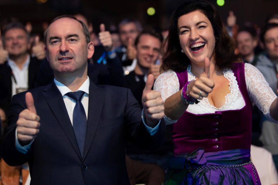 Dorothee Bär (CSU, r), Staatsministerin für Digitalisierung, und Hubert Aiwanger (Freie Wähler).