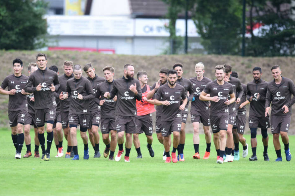 Zweimal geht es in der kommenden Saison gegen den HSV ran. Die Mannschaft des FC St. Pauli trainiert ab jetzt für den Sieg.