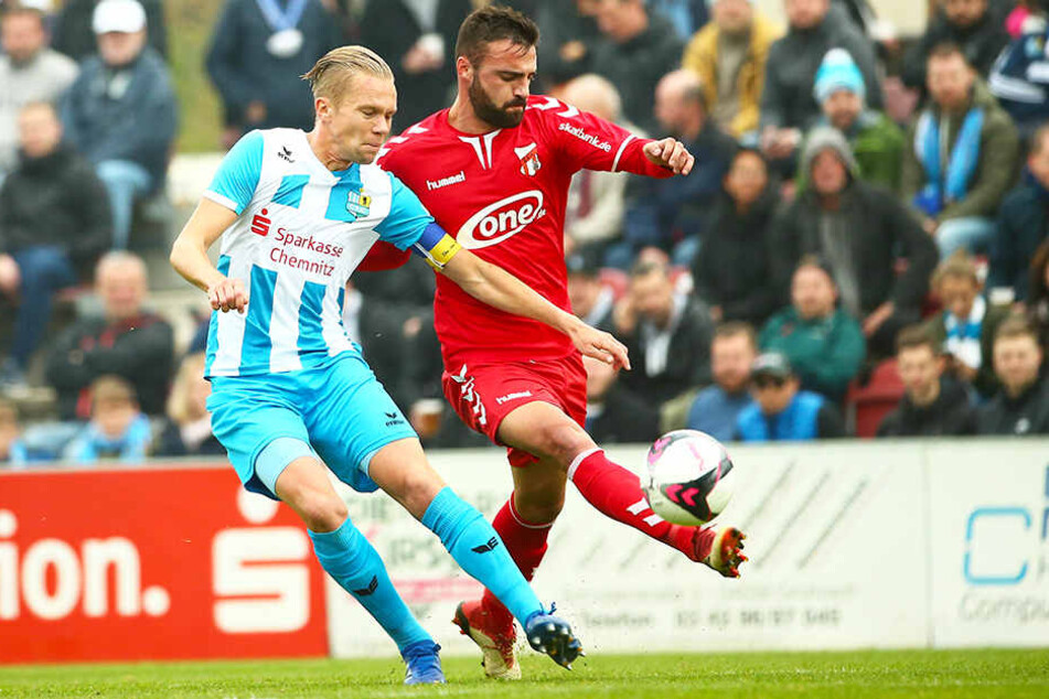 Dennis Grote (l.), der hier gegen den Meuselwitzer Nikolaos Giannitsanis klärt, kam im Sommer 2016 zum CFC und hielt dem Verein trotz Abstiegs in die Regionalliga die Treue.