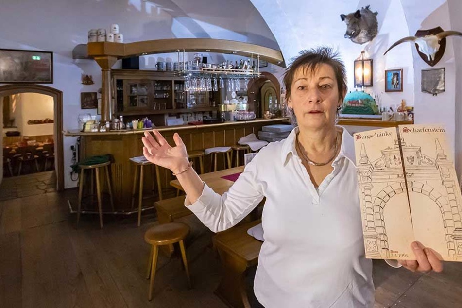Carola Wolf (55) hört nach 23 Jahren als Burg-Wirtin auf. Ihr Tipp: "Wer noch Gutscheine hat, sollte sie bald bei uns einlösen."