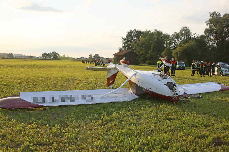 Das Ultraleichtflugzeug blieb auf dem Dach liegen.