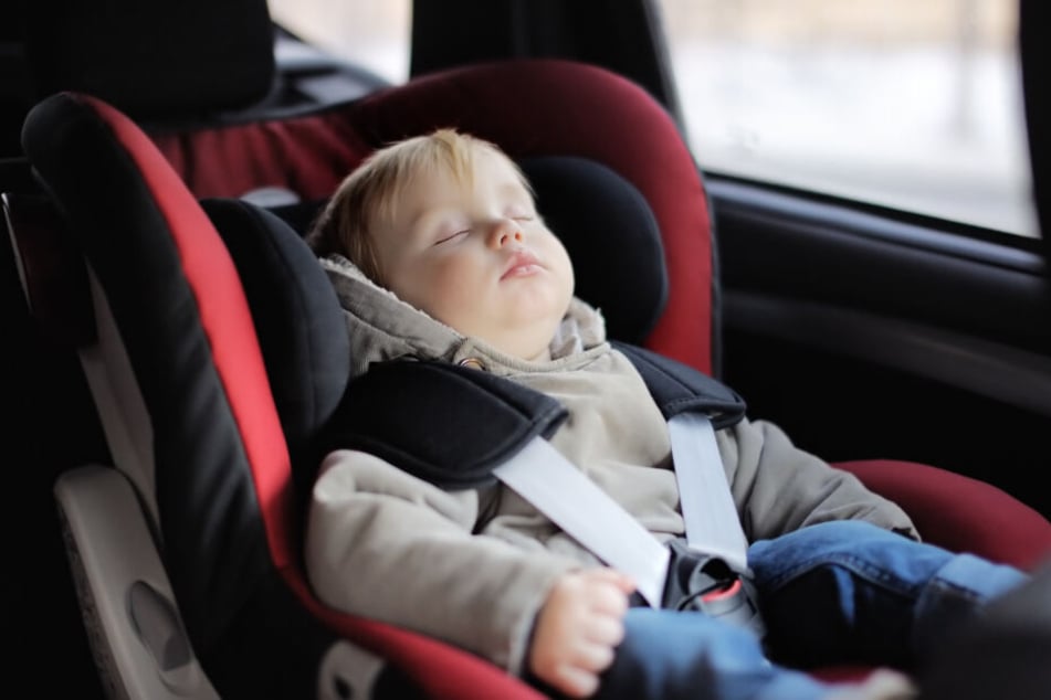 Das Kleinkind wurde allein im Auto gesehen. (Symbolbild)