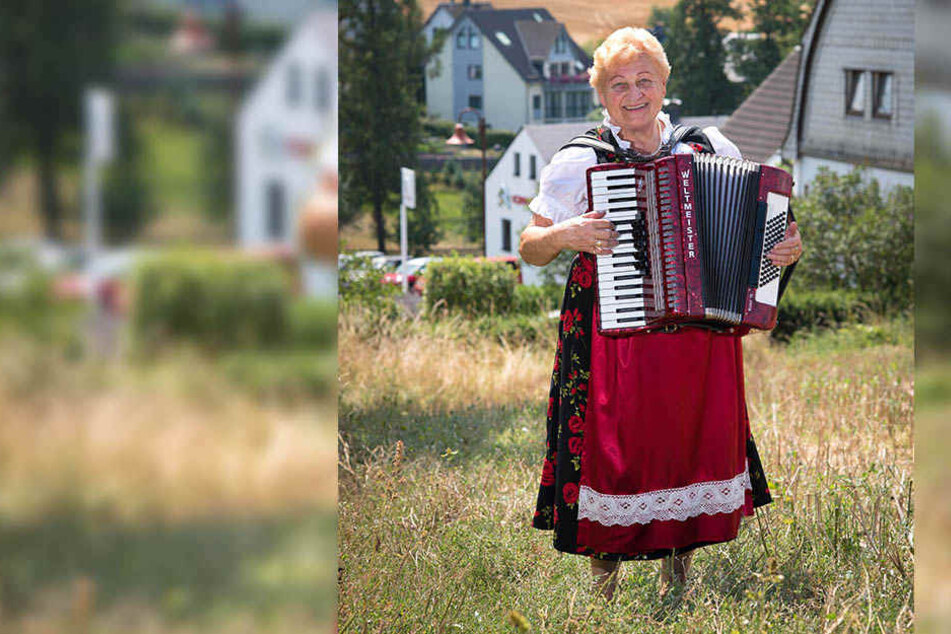 Regine Seifert gibt auch kleine Konzerte, spielt dabei die Mundharmonika.